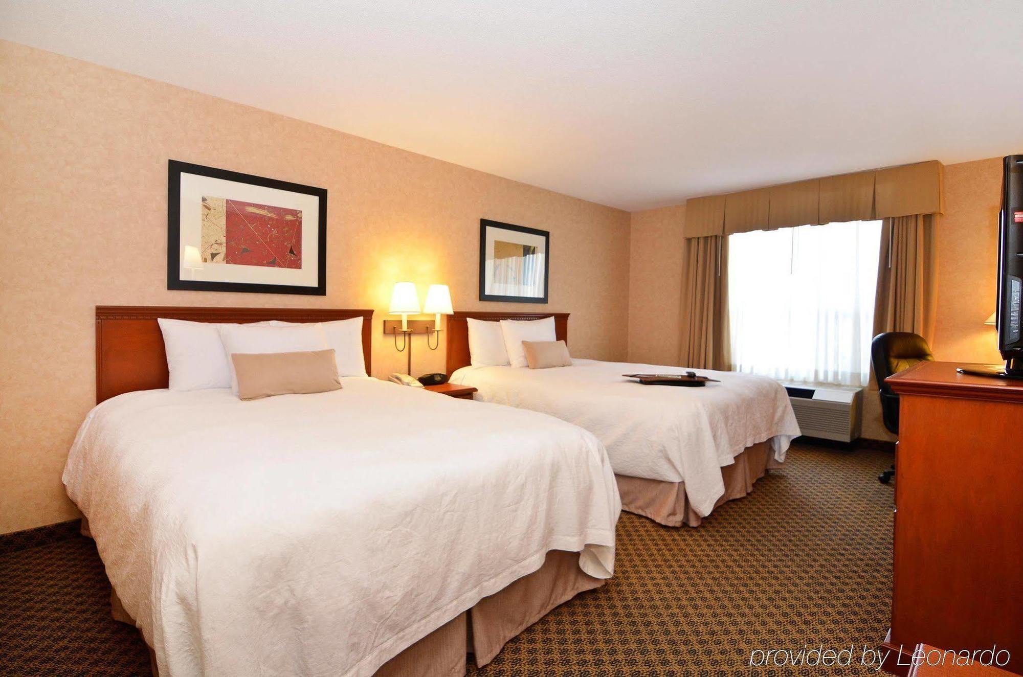 Hampton Inn & Suites By Hilton Langley-Surrey Номер фото